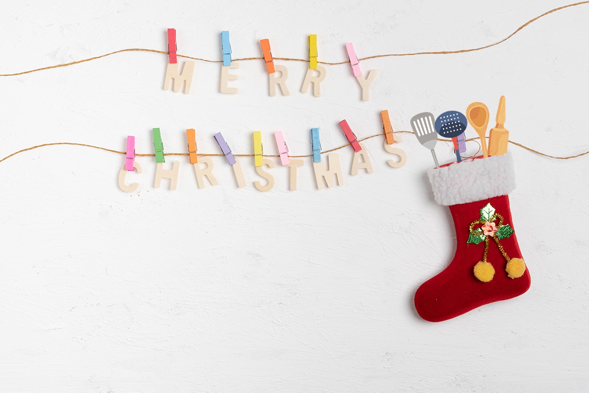 https://www.cookwithkerry.com/wp-content/uploads/2020/12/merry-christmas-greeting-message-with-clothespins-christmas-stocking-1.jpg